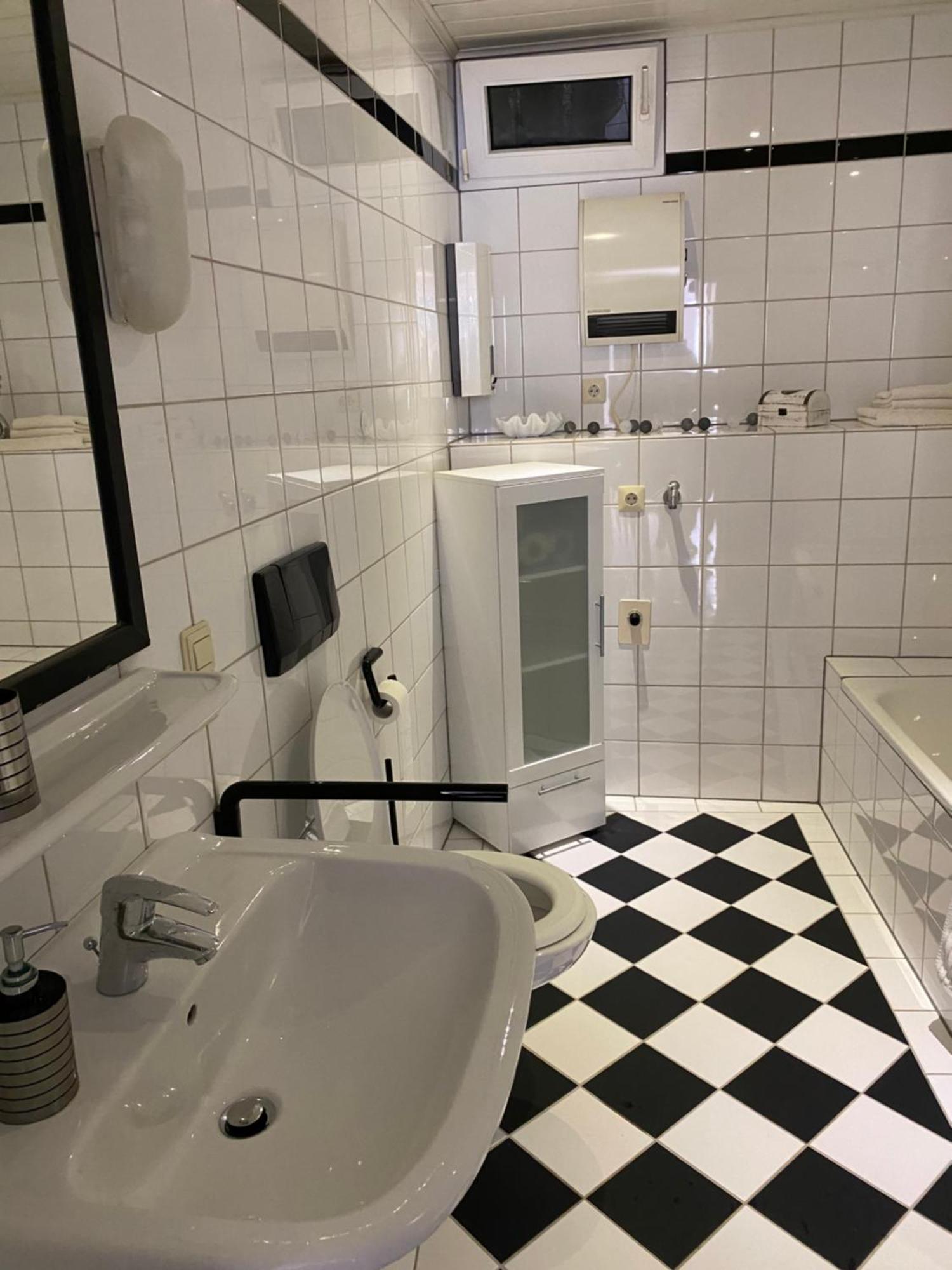 Ferienwohnung Zentral An Der Moselpromenade ツェル・アン・デル・モーゼル エクステリア 写真